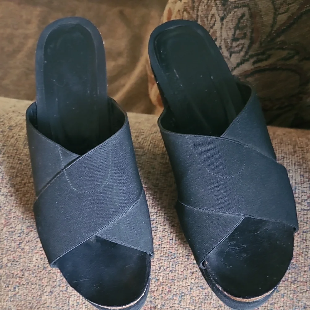 Donald Pliner Black Wedge Shoes with Slip-On Design - Picture 2 of 7